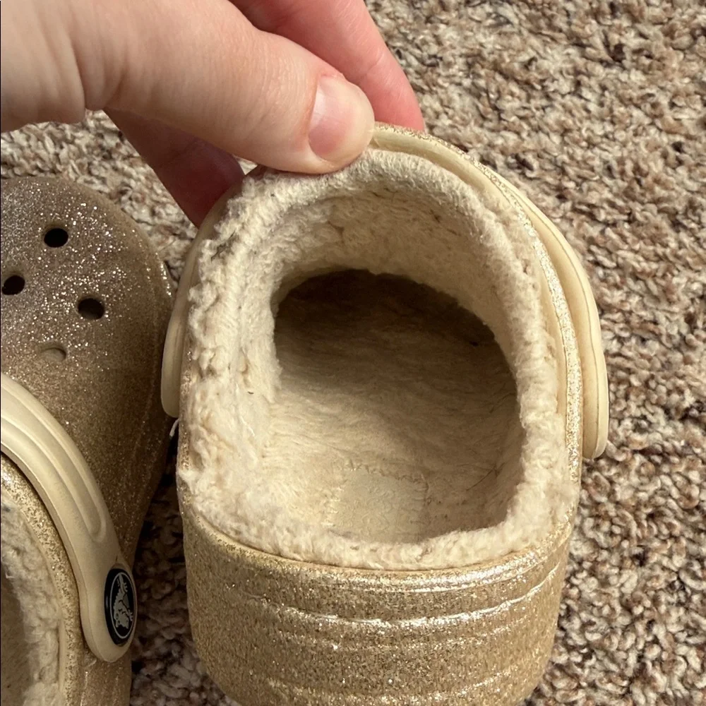 TODDLER GOLD SPARKLY FUR LINED CROCS